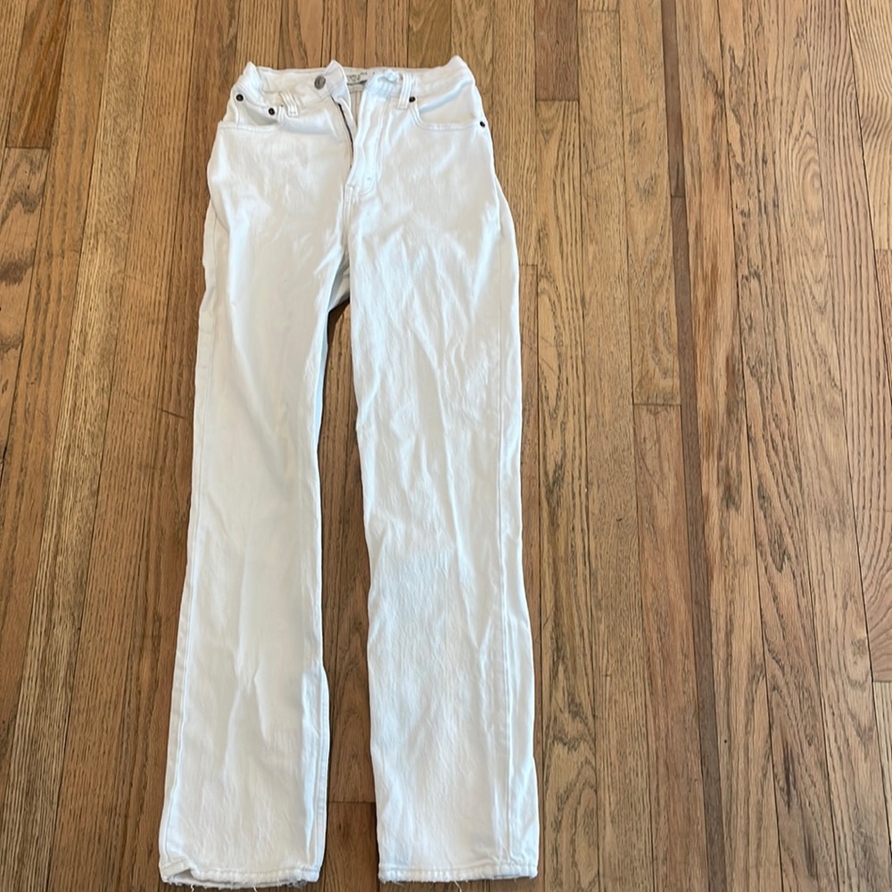 A&F 90’s straight Ultra High Rise jeans in the color cream size 24/00R